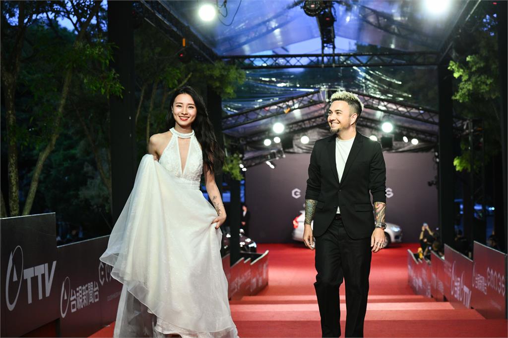 【J2婚紗攝影推薦】《金曲36》美呆了！入圍最佳女歌手陳忻玥「仙氣長裙」誠意亮相：開心體驗一切｜台北婚紗｜台北禮服單租｜台北禮服訂作｜台北婚紗出租｜婚紗租借｜